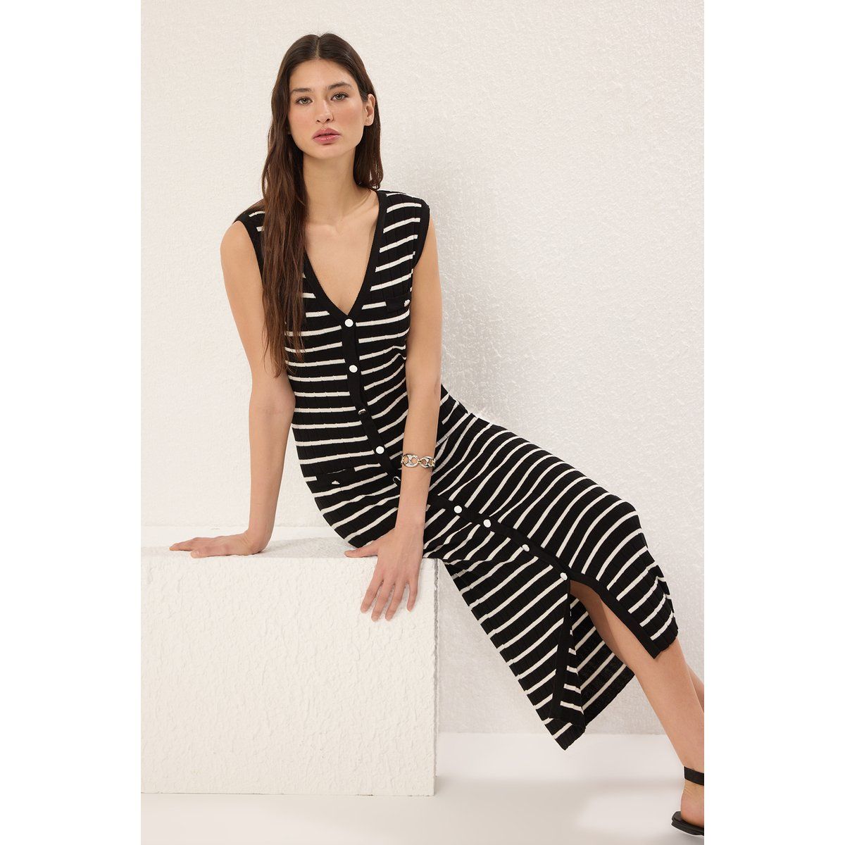 Gestreiftes ärmelloses Strick-Maxikleid