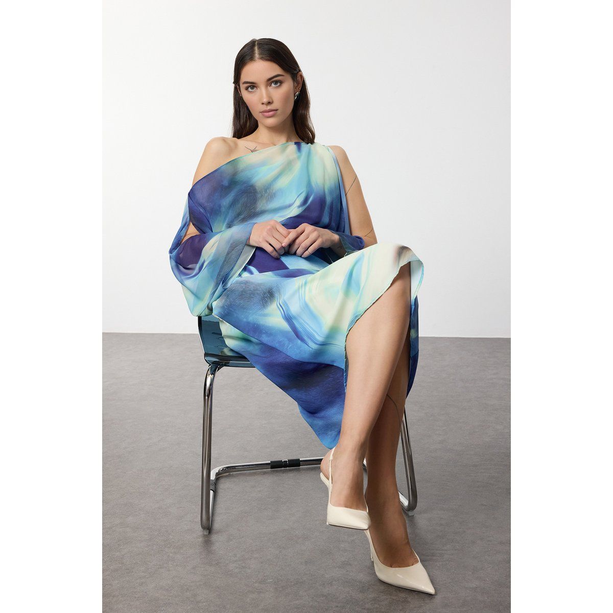 Abstraktes One-Shoulder Maxikleid