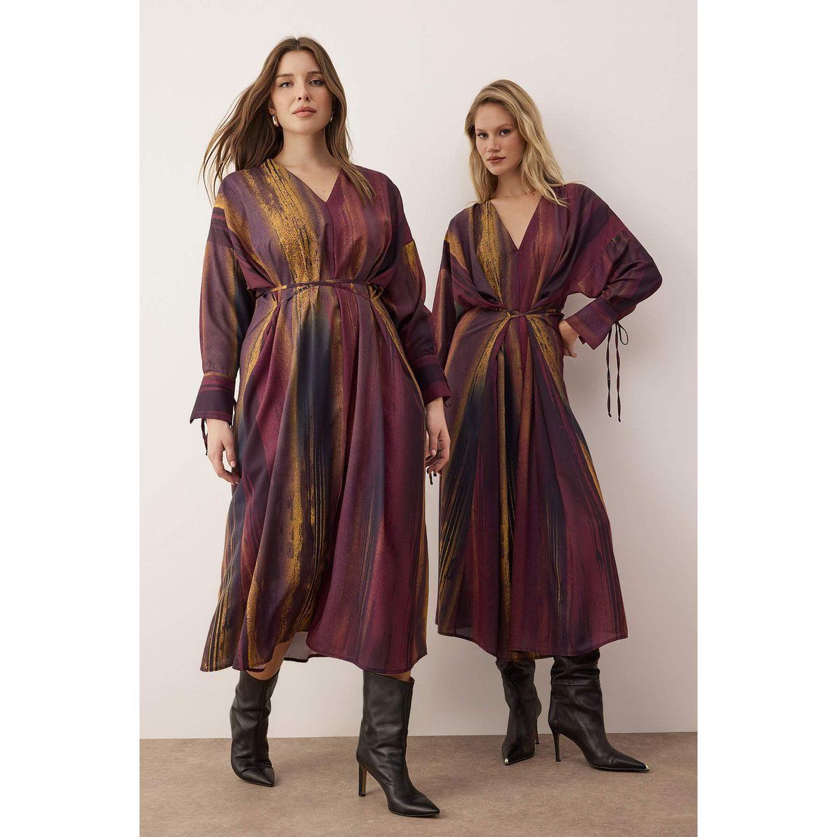 Maxikleid mit abstraktem Print und langen Ärmeln
