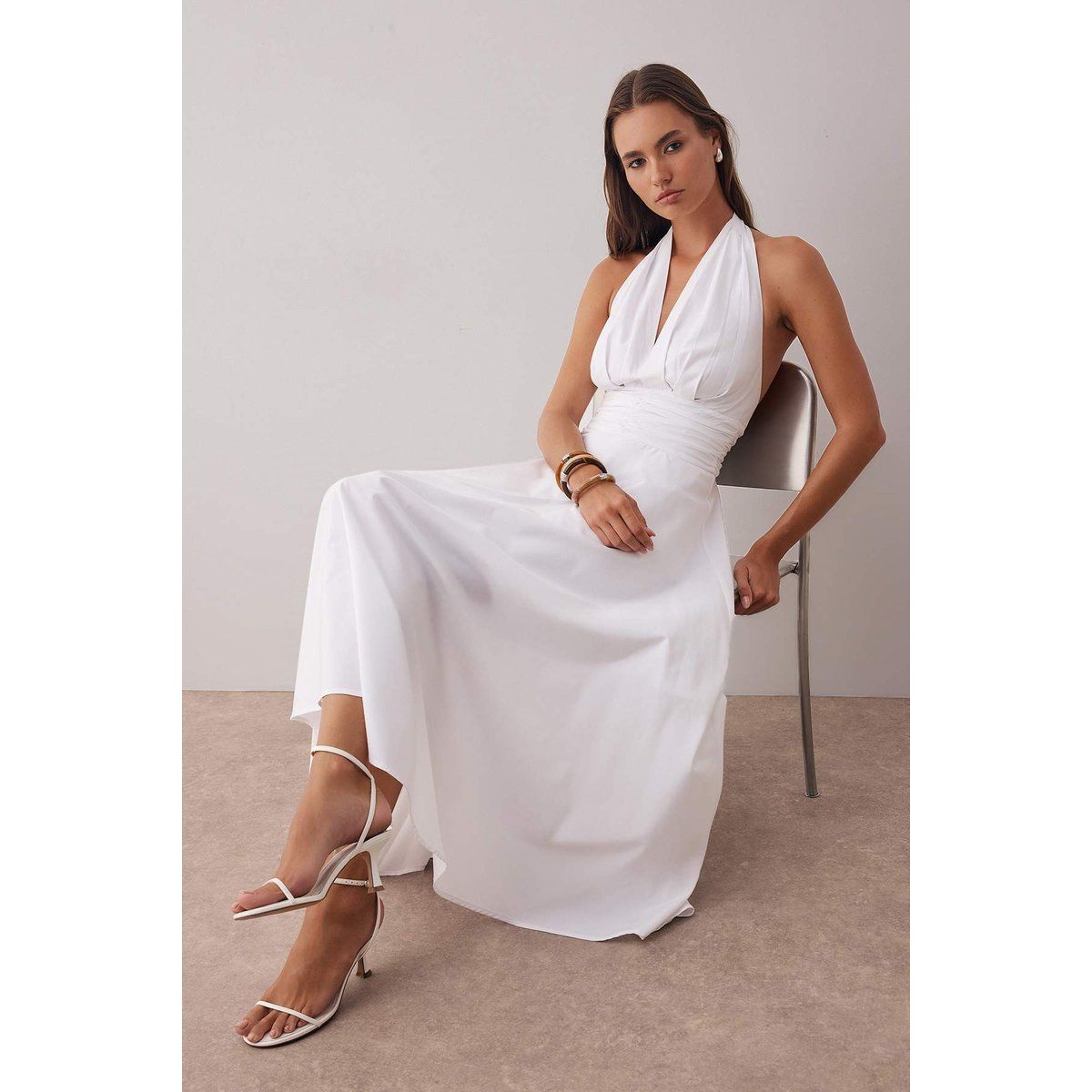 Elegantes weißes Neckholder-Maxikleid