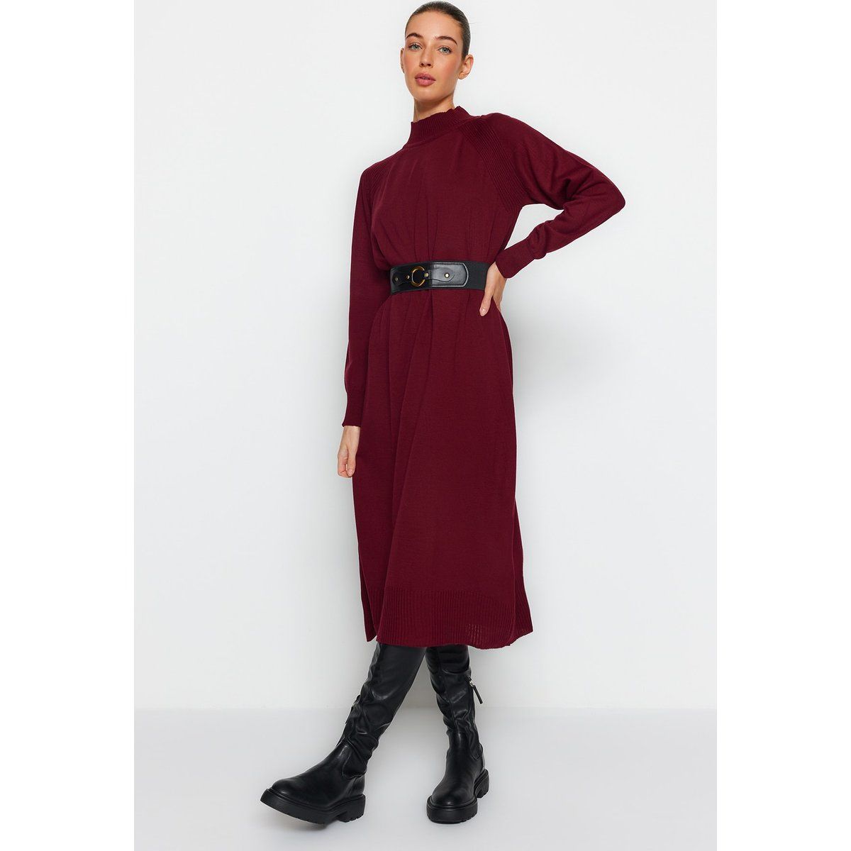 Burgunderfarbenes Strick-Midikleid mit Stehkragen