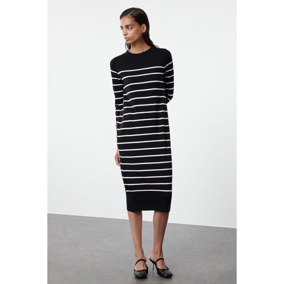 Gestreiftes Strick-Midikleid mit langen Ärmeln