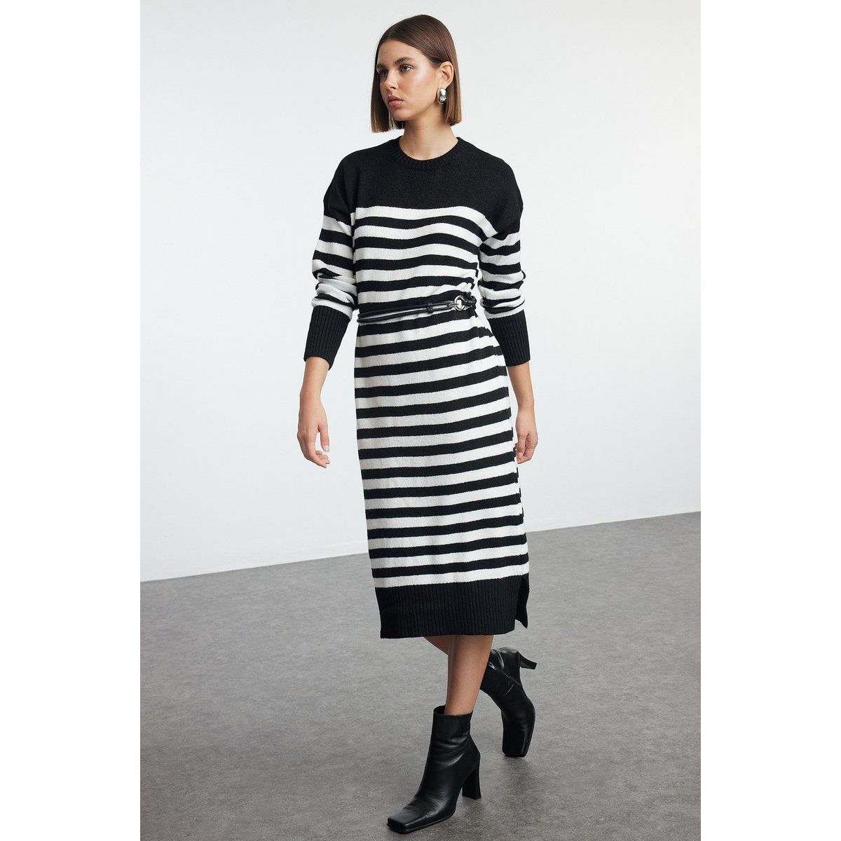 Gestreiftes Strick-Maxikleid mit Gürtel
