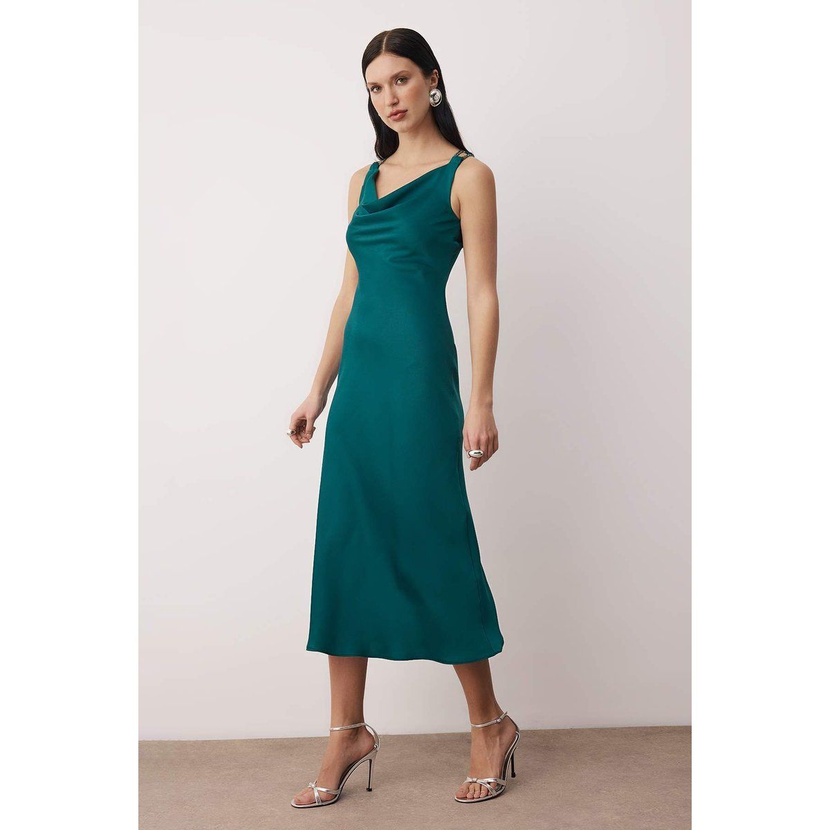 Elegantes grünes Midikleid mit Wasserfallausschnitt