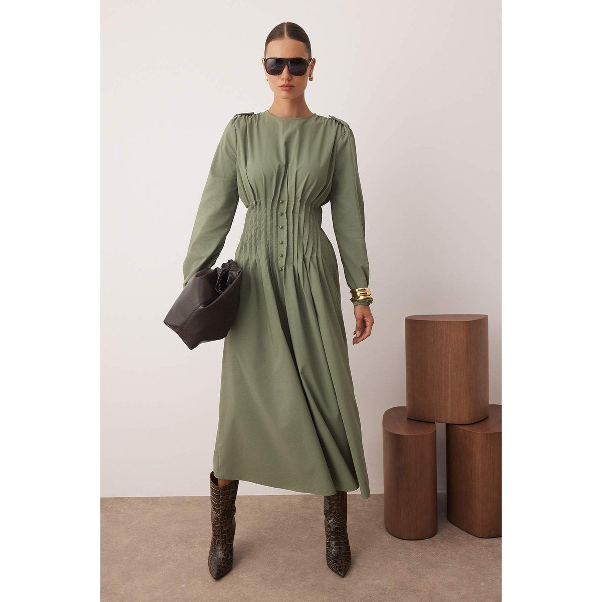 Midikleid mit Biesentaille und Knöpfen