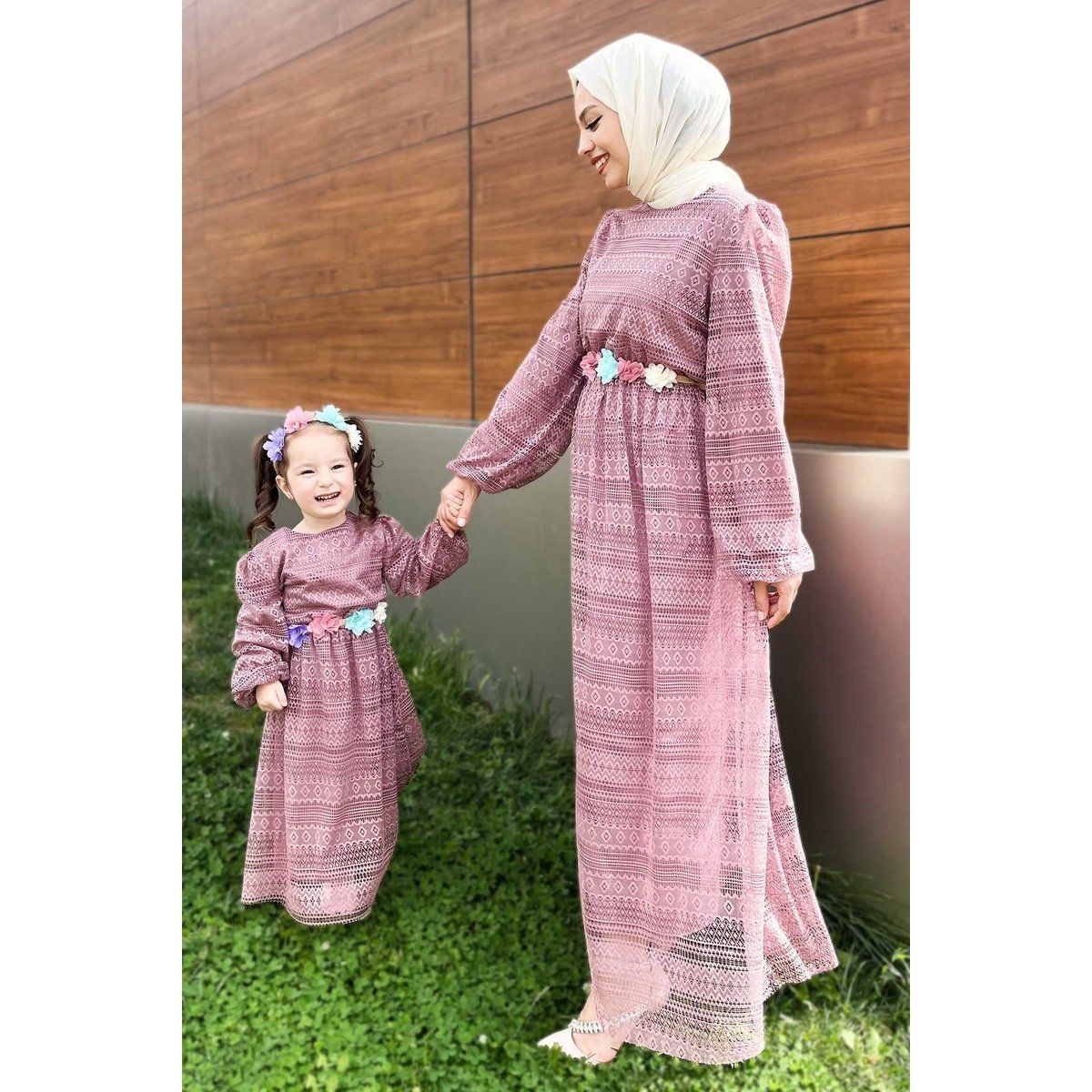 Maxikleid aus Spitze mit Blumengürtel