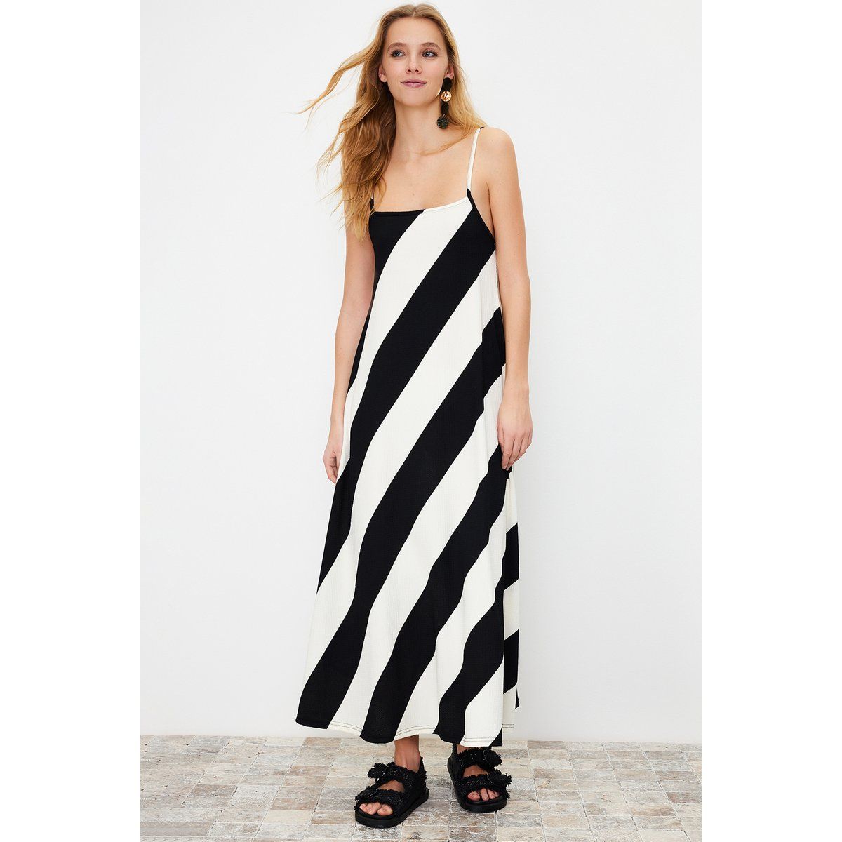 Maxikleid mit markanten Diagonalen Streifen