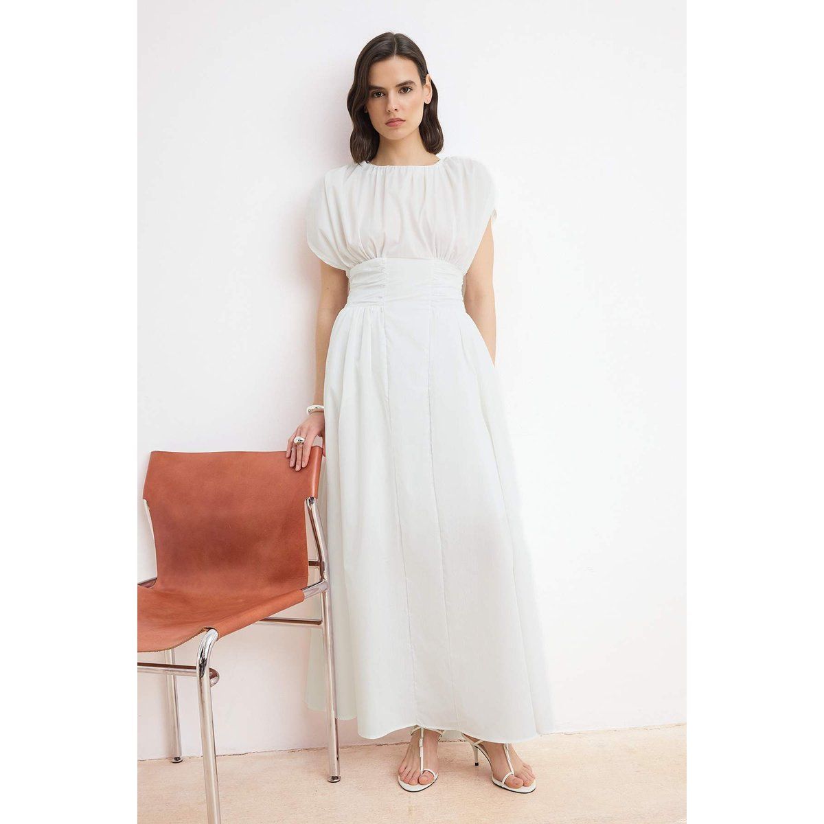 Ärmelloses, fließendes Midikleid