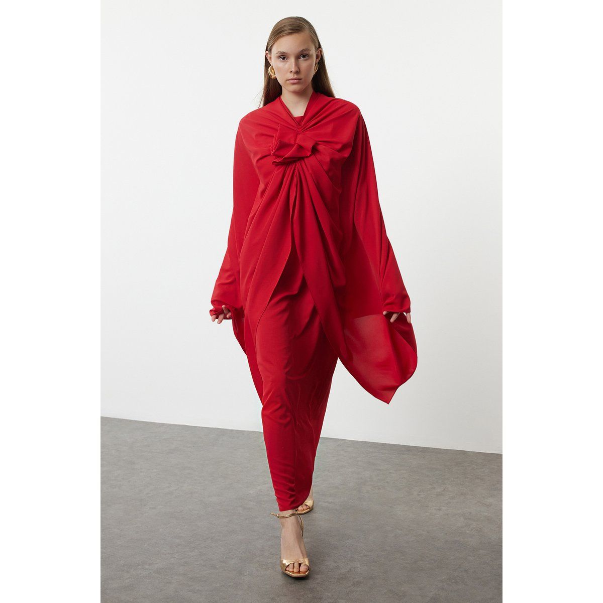 Elegantes rotes Abendkleid mit Knoten