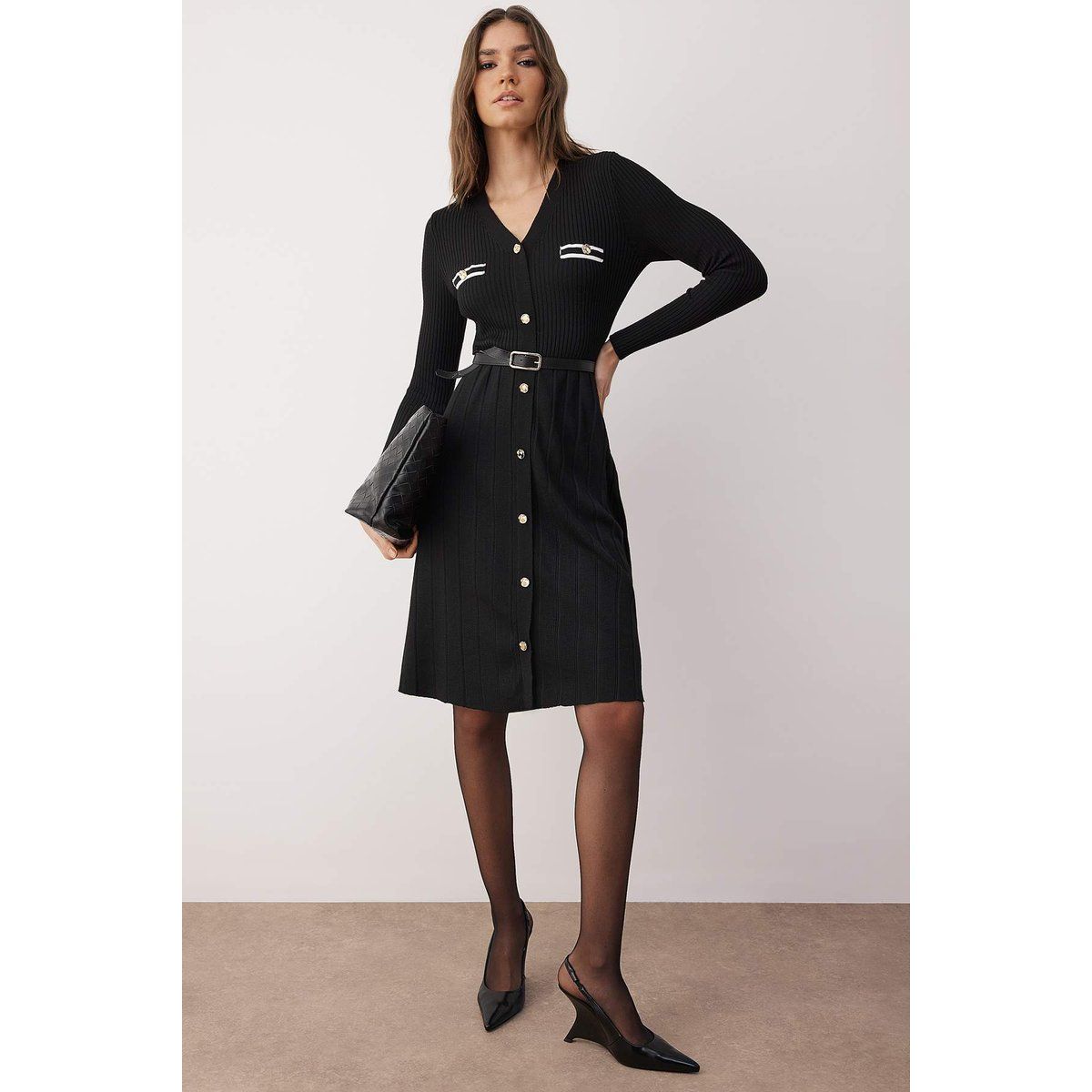Elegantes geripptes Strick-Midikleid