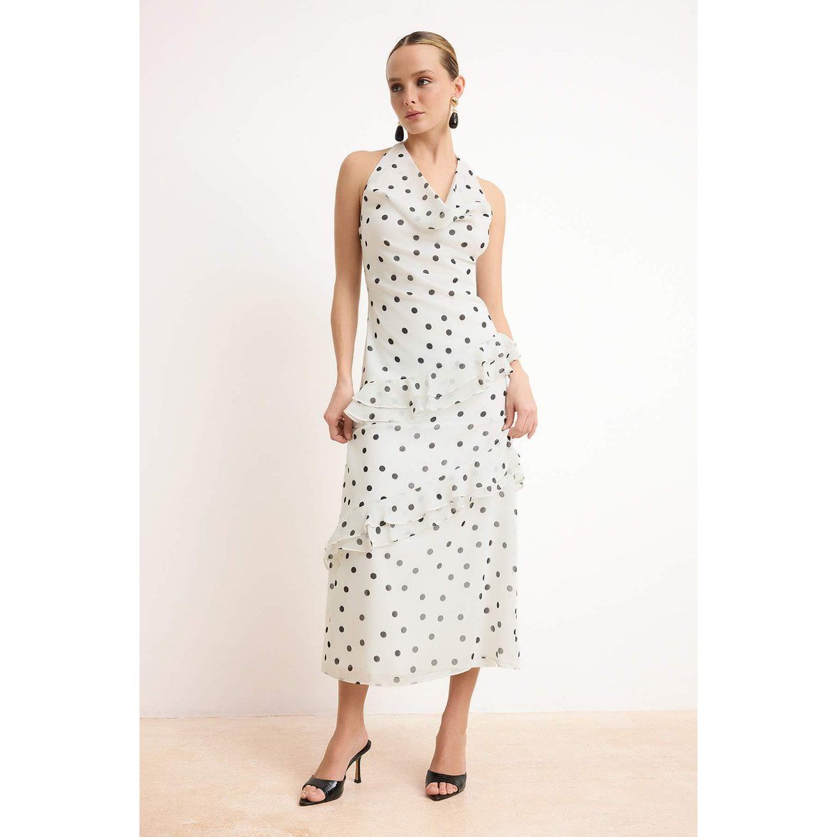 Gepunktetes Stufen-Midikleid mit Rüschen