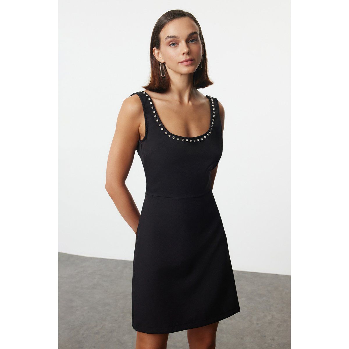 Ärmelloses Minikleid mit Strasssteinen