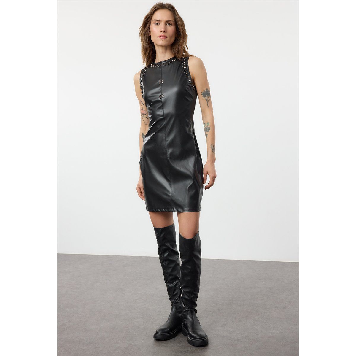 Ausgefallenes Mini-Kleid aus Kunstleder