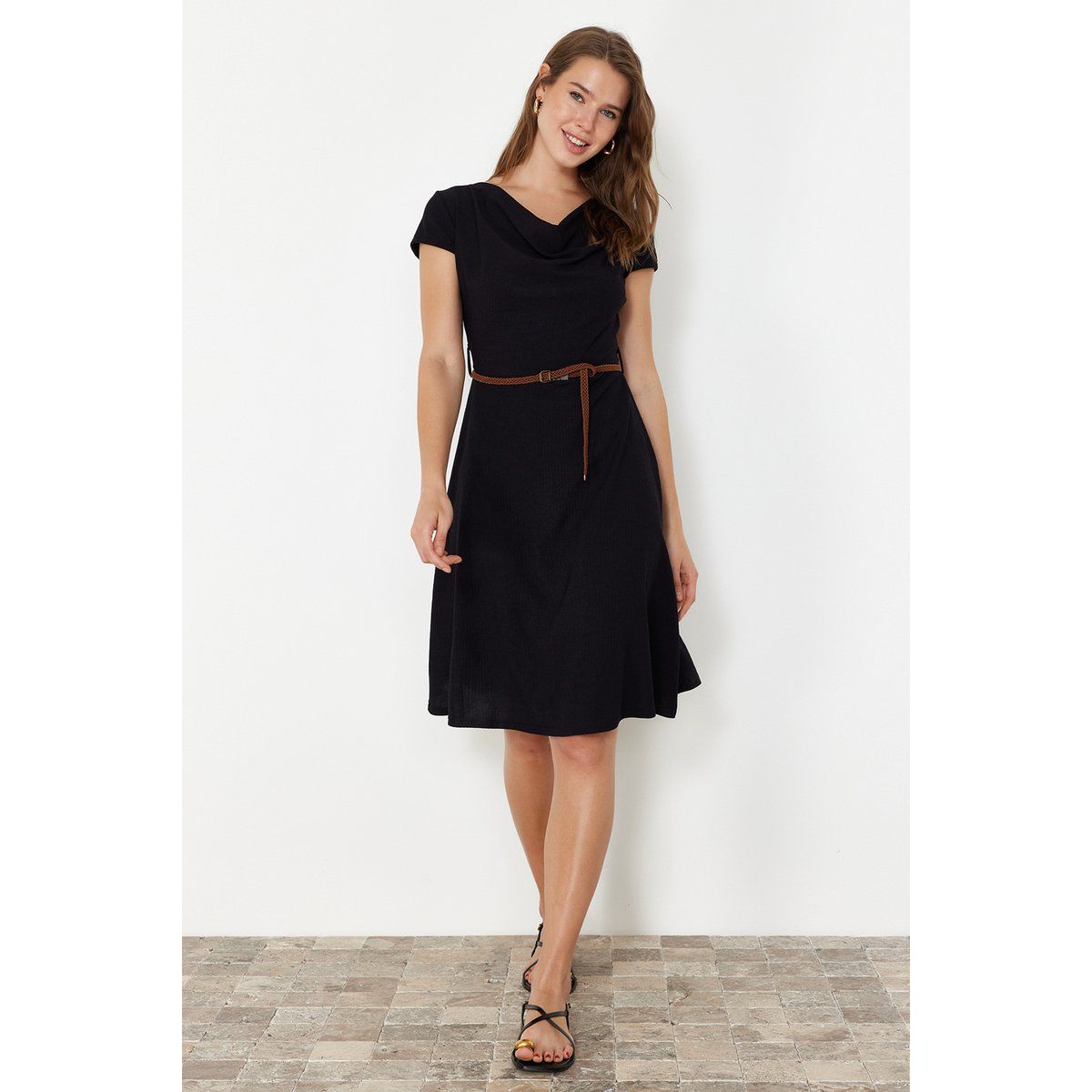 Elegantes Midikleid mit Wasserfallausschnitt