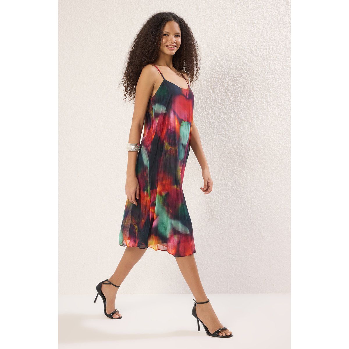 Farbenfrohes Midikleid mit abstraktem Druck