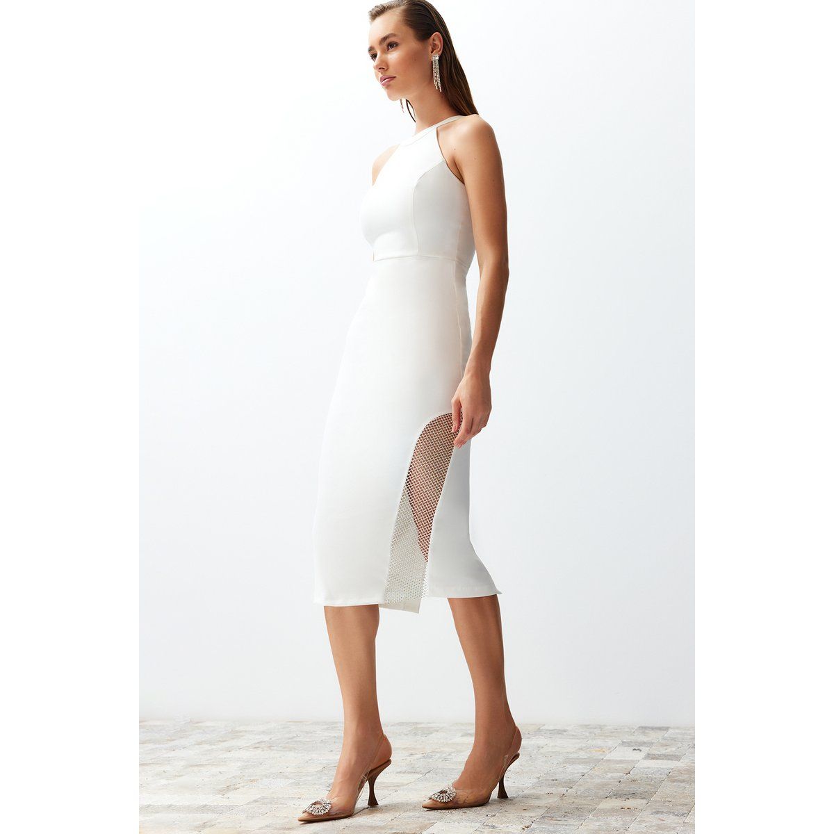 Ärmelloses, figurbetontes Midikleid