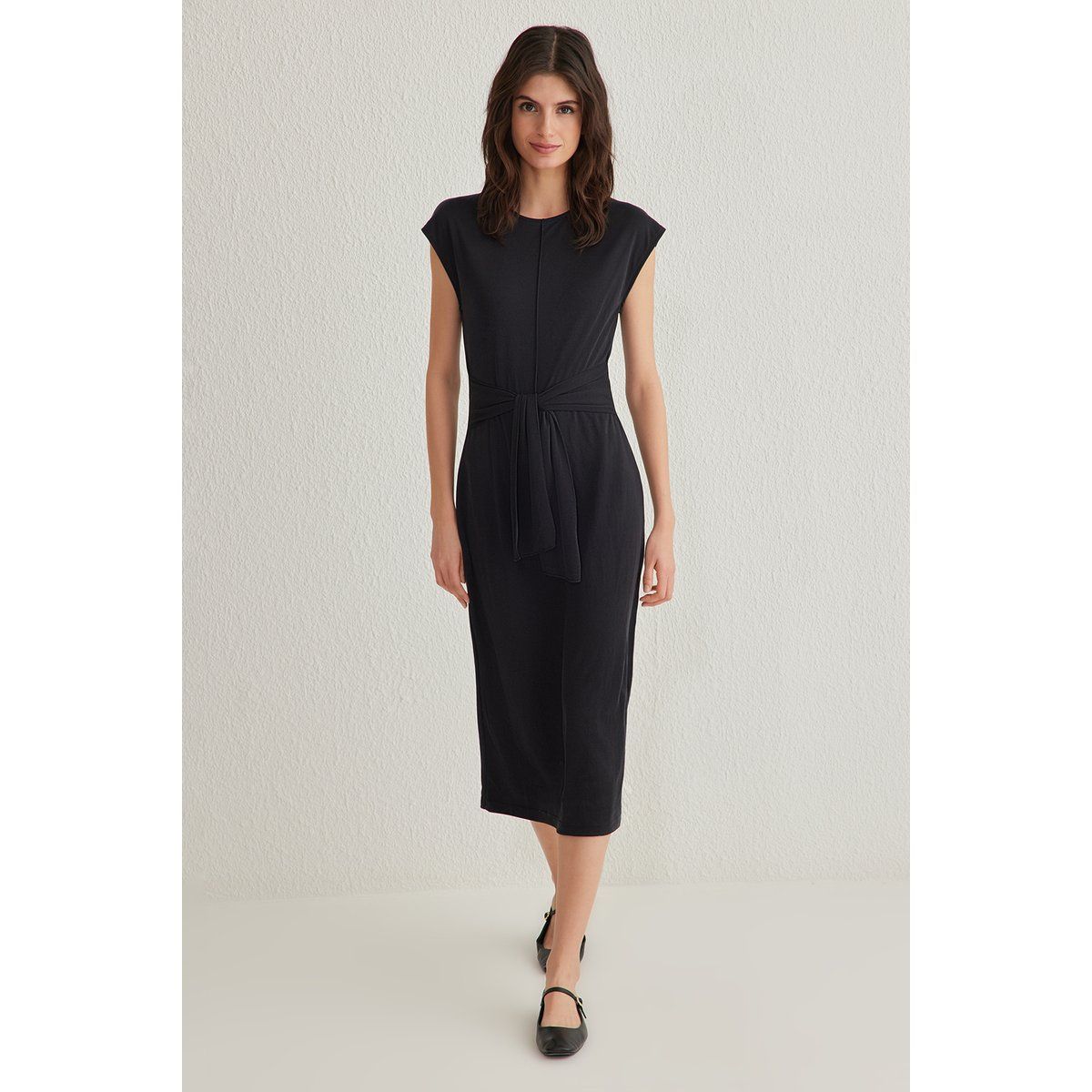 Ärmelloses Midikleid mit Bindegürtel