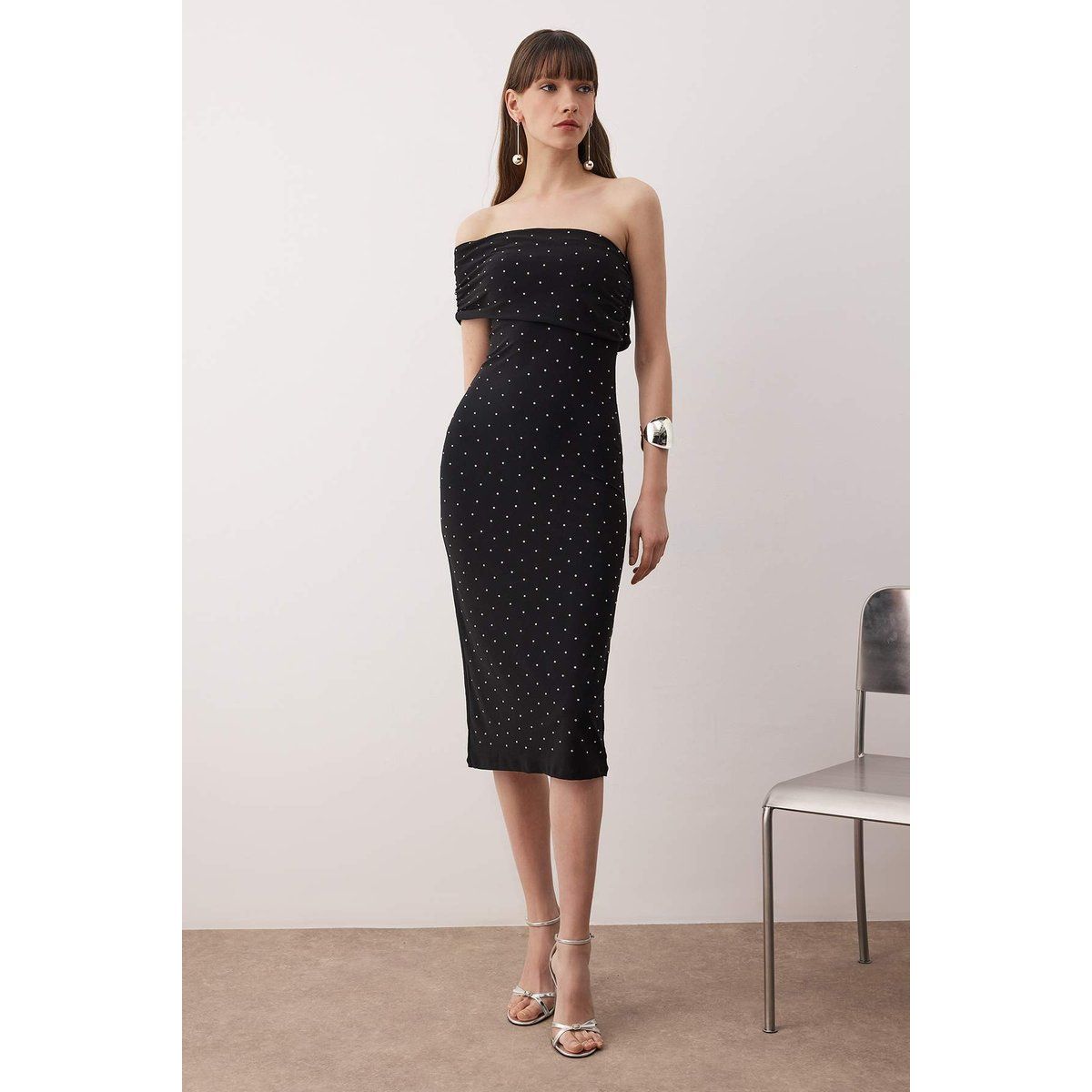 Ärmelloses, gerades, figurbetontes Midi-Kleid