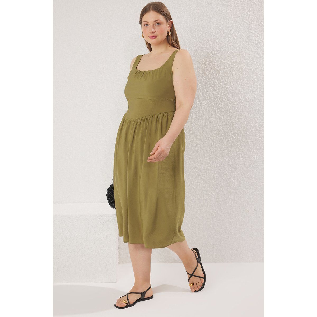 Olivgrünes Midi-Sommerkleid mit Empire-Taille