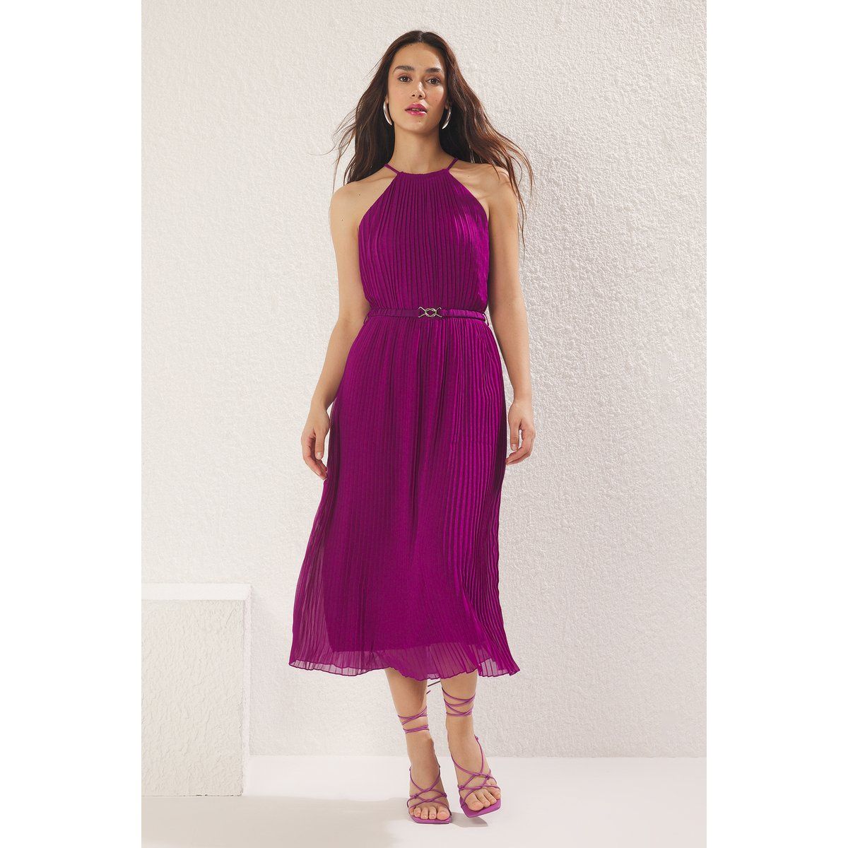 Plissee-Neckholder-Midikleid mit Gürtel