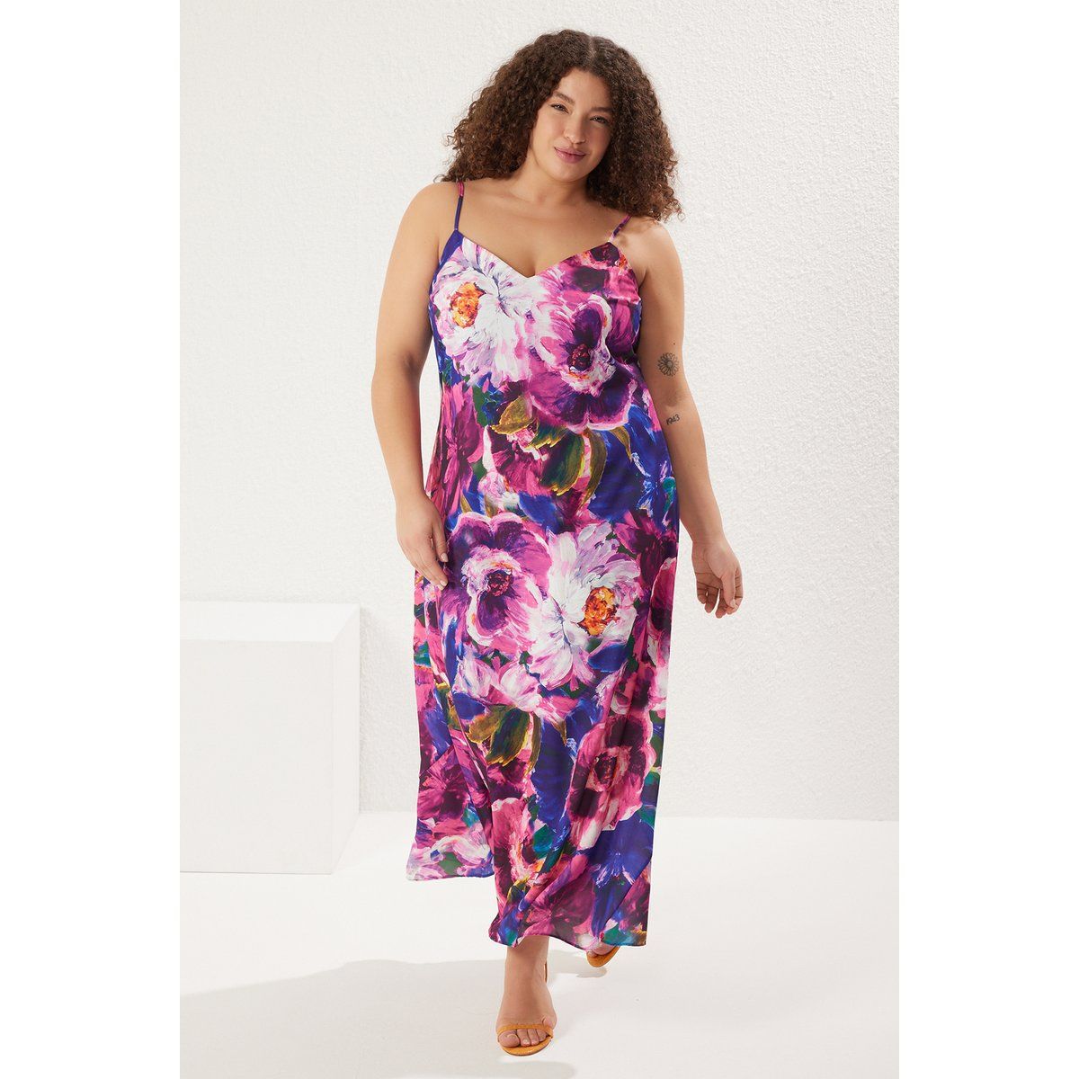 Farbenfrohes Midi-Slipkleid mit Blumenmuster