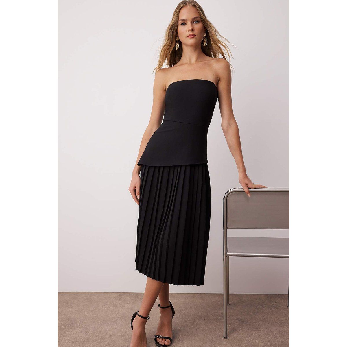 Ärmelloses, trägerloses Peplum-Midikleid