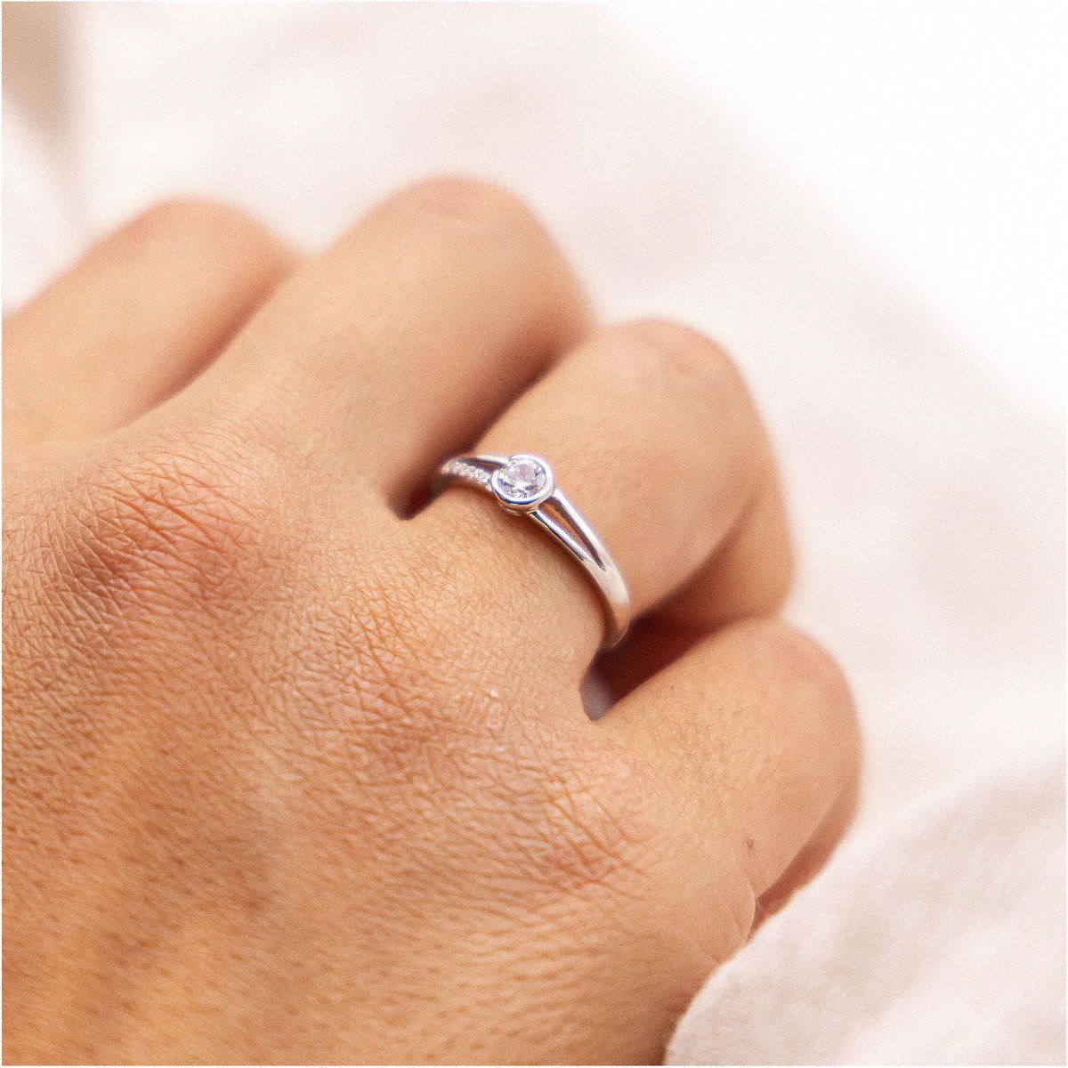 Minimalistischer Weißgoldring mit Zirkonia