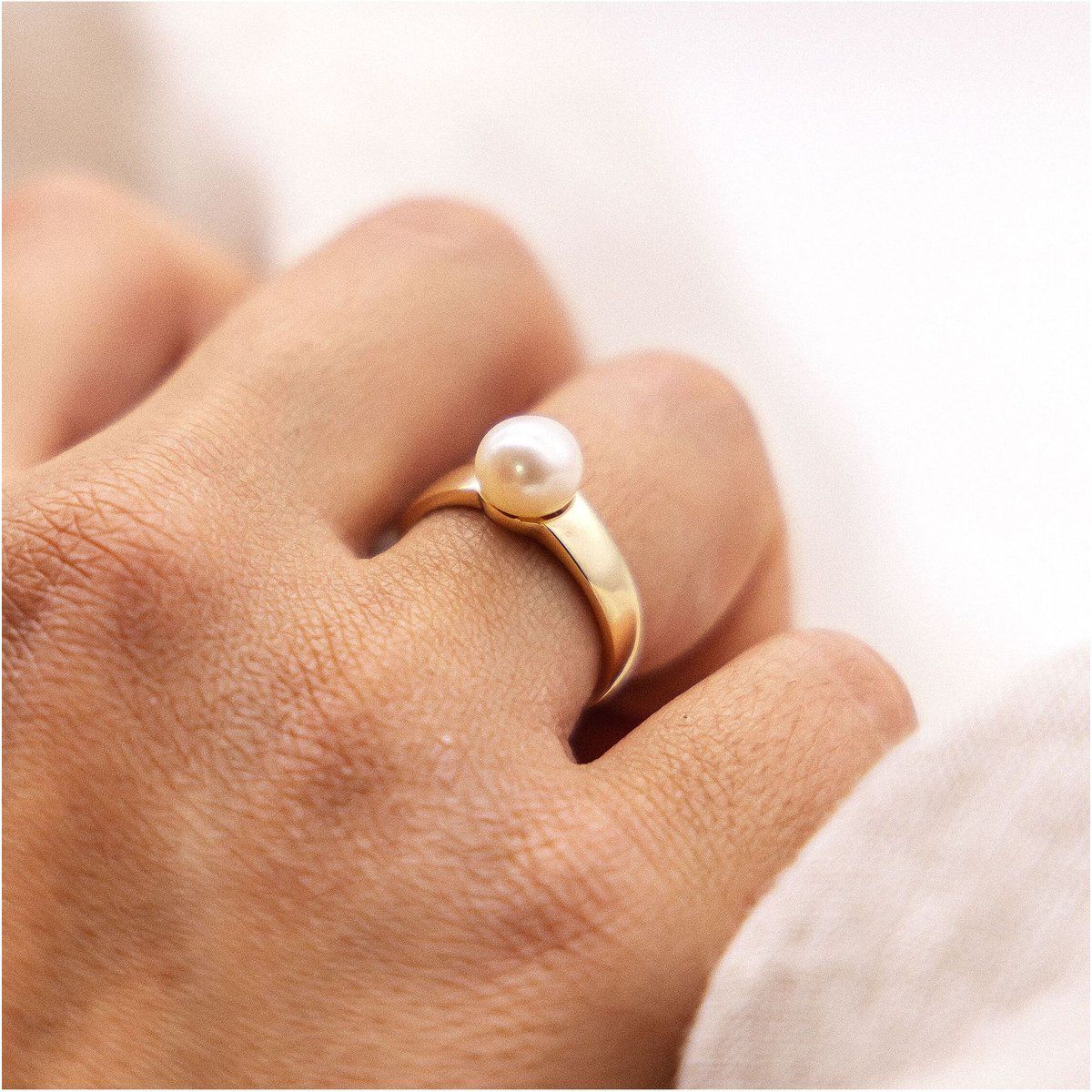 Eleganter Goldring mit Zuchtperle